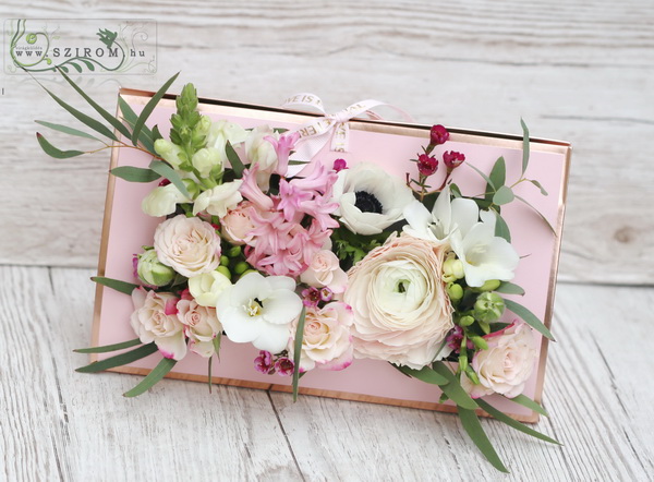 flower delivery Budapest - Little handbag box with spring flowers