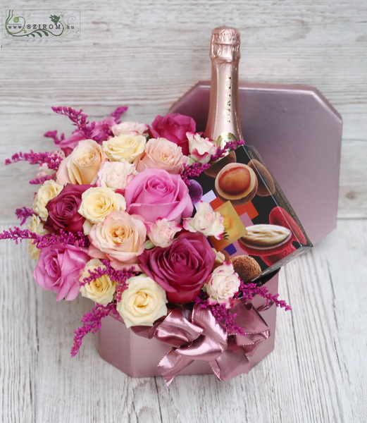 Virágküldés Budapest - Rosegold doboz pezsgővel, csokival, 13 szál pasztell rózsával