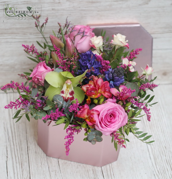 flower delivery Budapest - Rosegold cube box with spring flowers (15 stems)