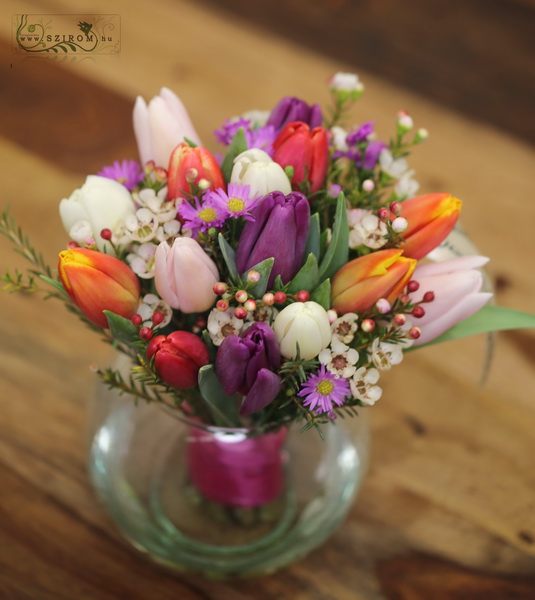 flower delivery Budapest - Tulips with small flowers in glass bowl (15+6 stems)