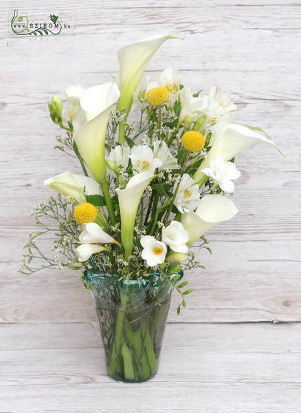 Különleges kézműves váza kálákkal, fréziákkal, inkaliliommal, apró virágokkal (18 szál)