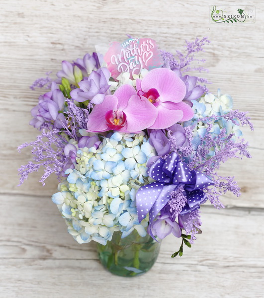Virágküldés Budapest - Anyák-napi hortenziás fréziás csokor különleges kézműves vázában (12 szál)