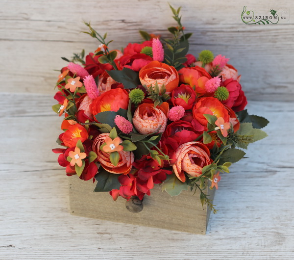 flower delivery Budapest - Blazing red silk flowers in wooden drawer