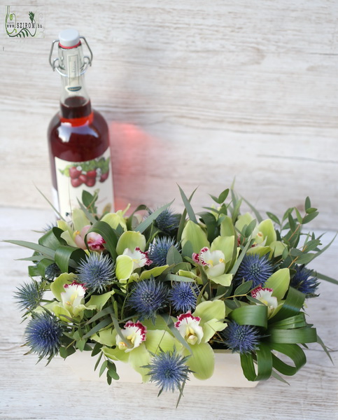 flower delivery Budapest - Wooden bowl with 8 green orchids, fruit wine
