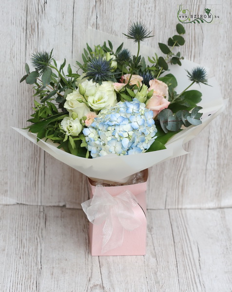 flower delivery Budapest - Hydrangea rose bouquet with eryngium (13 stems)