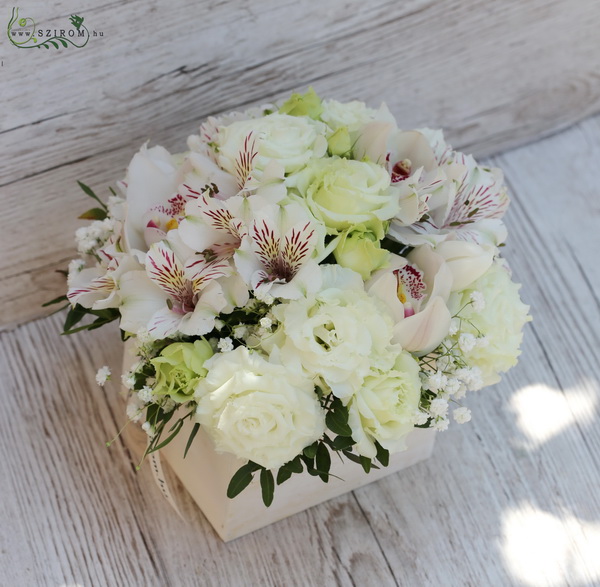 flower delivery Budapest - White cube (14 stems)