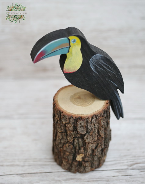 flower delivery Budapest - wooden tucan