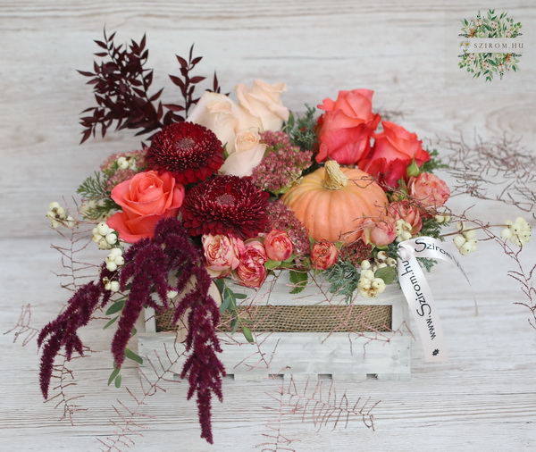 flower delivery Budapest - Autumn flower crate with pumpkin (13 stems)