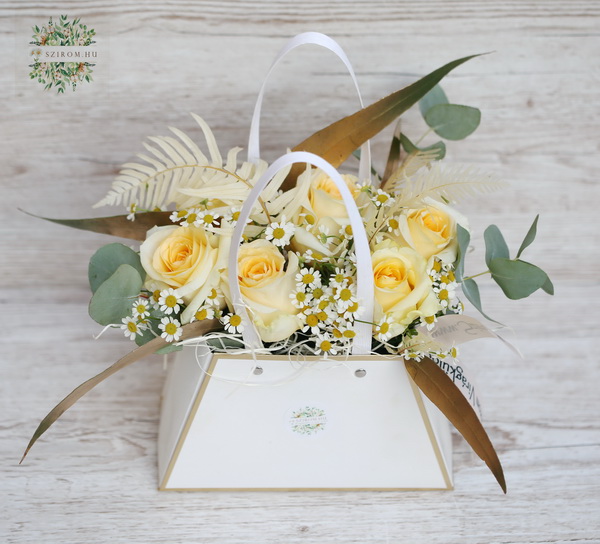 flower delivery Budapest - Small bag with roses, camomiles (6+4 stems)