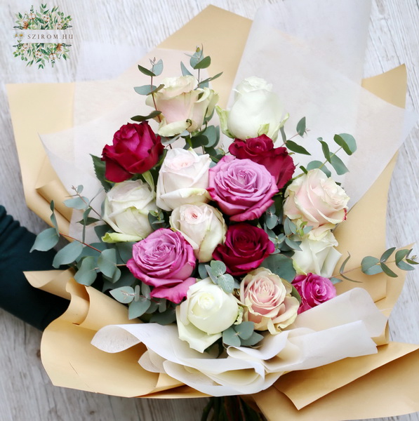 Blumenlieferung nach Budapest - 15 bunte Rosen in modernem Kraftpapier, Pastelfarben