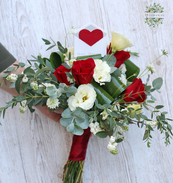 Blumenlieferung nach Budapest - Liebesbriefstrauß mit roten Rosen, Lisianthussen, kleinen Blüten (18 Stiele)