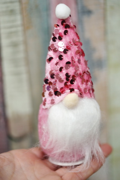 Blumenlieferung nach Budapest - Weihnachtsmann Zwerg mit rosa Hut 15 cm