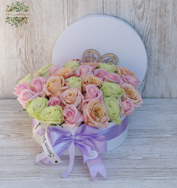 Blumenlieferung nach Budapest - Pastell Rosenbox mit Grüne Rosa Rosen, 32 stiele