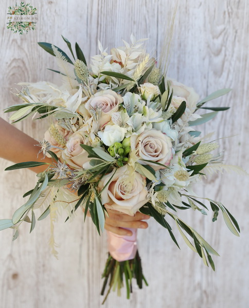 flower delivery Budapest - Conical handtied compact bouquet with nude flowers
