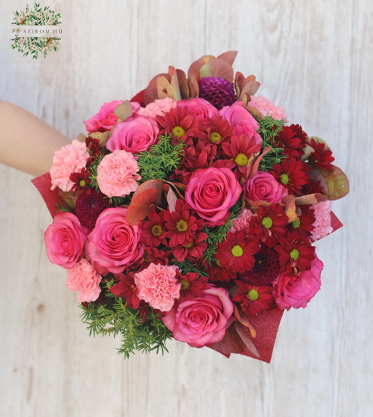 flower delivery Budapest - red- pink round bouquet with roses and chrysantems (26 stems)