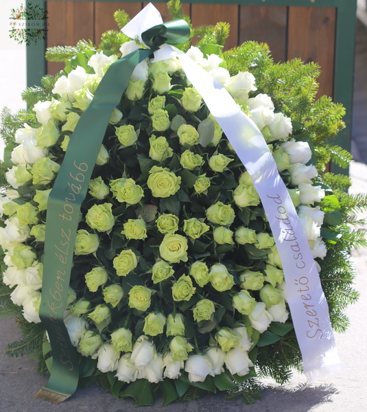 flower delivery Budapest - Standing wreath with 140 roses, green - white