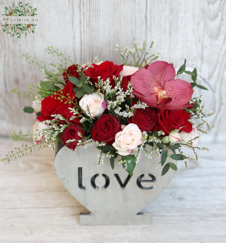 Hölzerne Herz Blumenanordnung LOVE