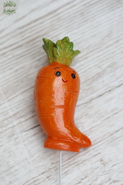 flower delivery Budapest - carrot figurine 
