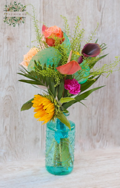 Türkiz váza nyári virágokkal, kagylólapokkal