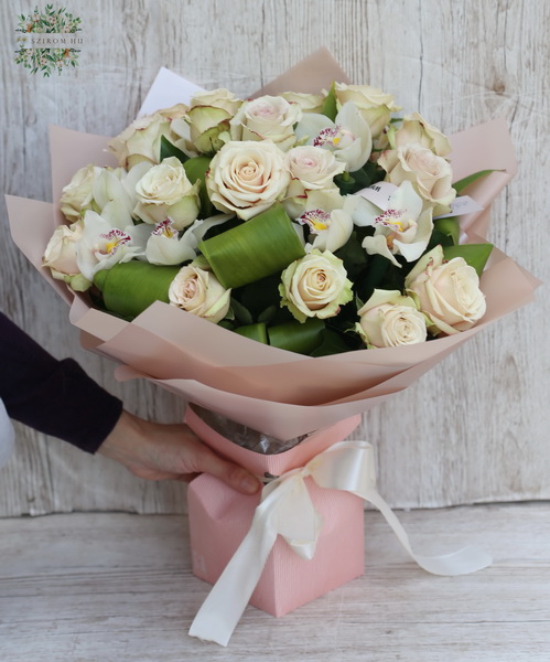 flower delivery Budapest - 30 cream roses with 10 orchids, in paper vase