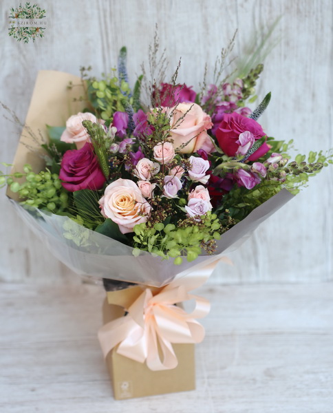 flower delivery Budapest - Meadow style rose bouquet in paper vase (16 stems)