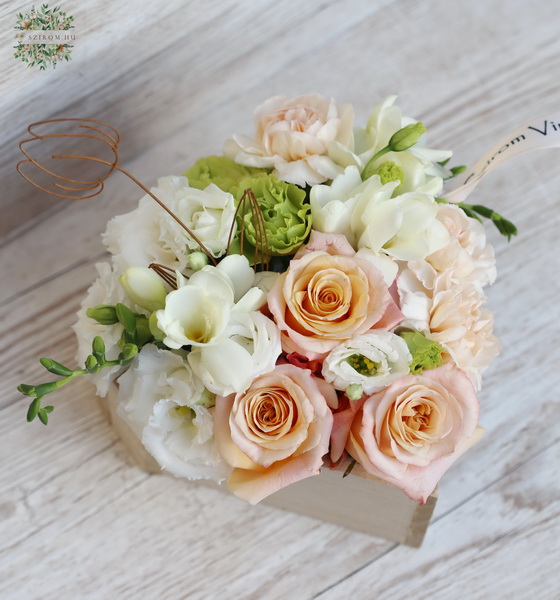 flower delivery Budapest - Wooden heart with peach flowers, rusty tulip (13 stems)
