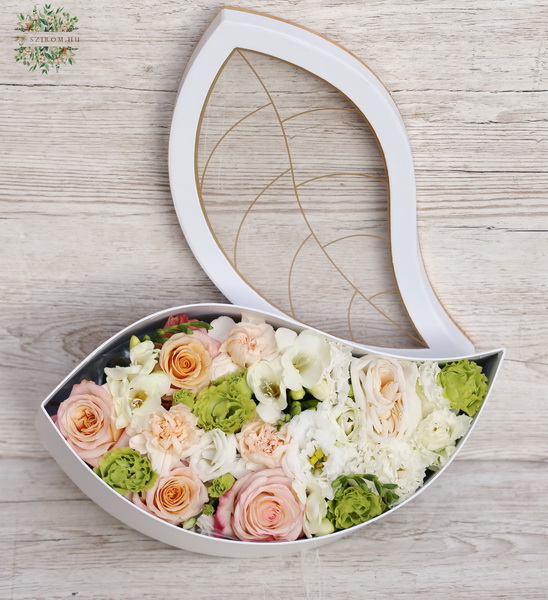 flower delivery Budapest - Leaf shaped box with see through top, with pastel flowers