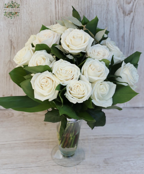 flower delivery Budapest - White rose in vase (20 stems)