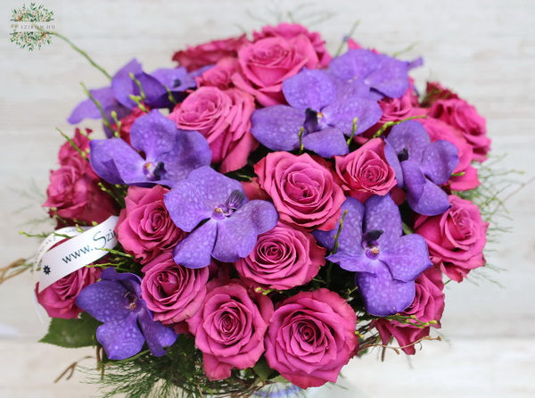Virágküldés Budapest - Csokor blueberry rózsával, vanda orchideéával (35 szál)