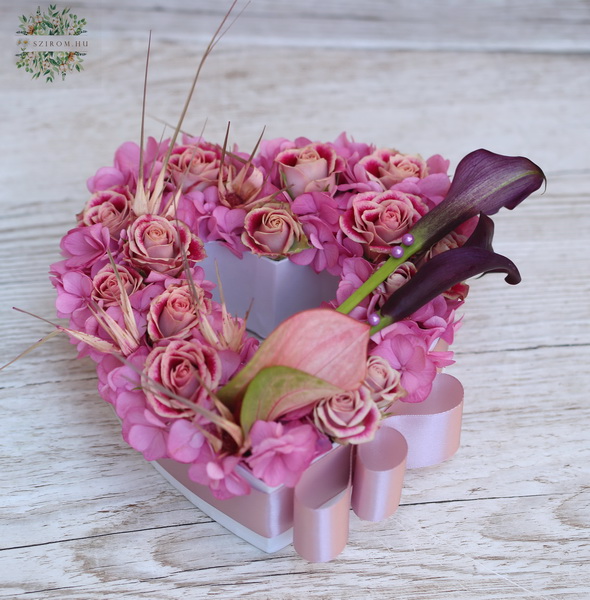 Szív doboz rózsaszín  hortenziával, mini rózsával, kálával