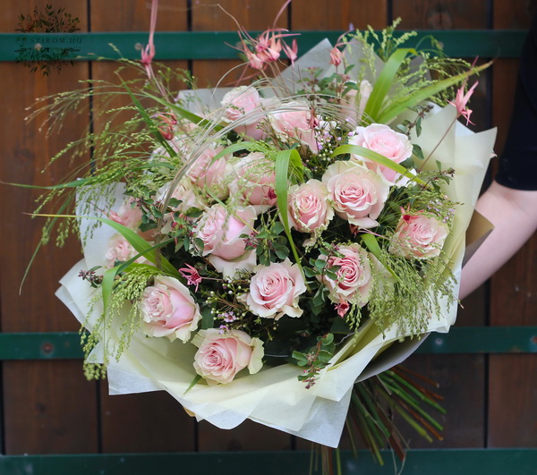 Blumenlieferung nach Budapest - 20 Hellrosa rosen mit kleine Blumen und Gräser