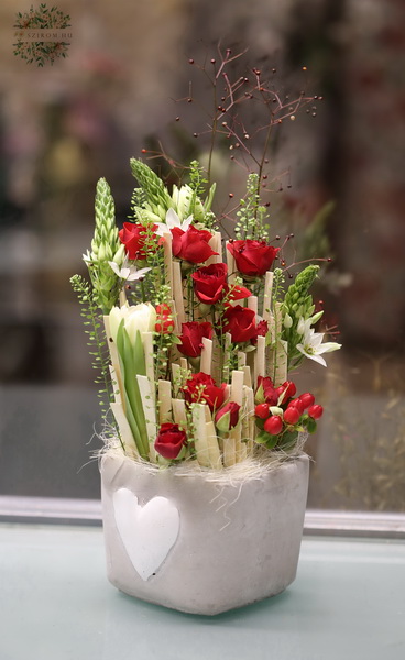 Virágküldés Budapest - szívecskés kocka fehér-vörös virágokkal, bokros minirózsával