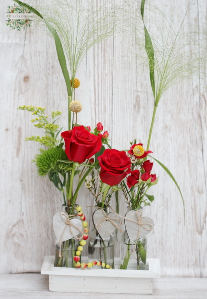 Blumenlieferung nach Budapest - Vasendekorationen mit 3 rote Rosen in einer Holzschale