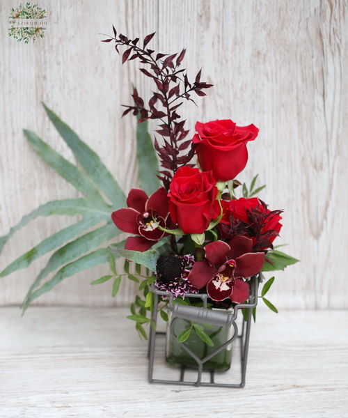 Blumenlieferung nach Budapest - rote Rosen und Cymbidiums in einem Metallherzwürfel