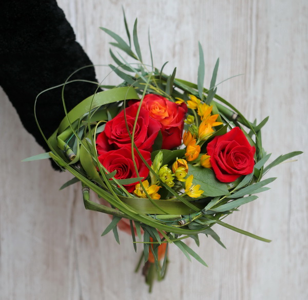 flower delivery Budapest - Small red rose cube bouquet
