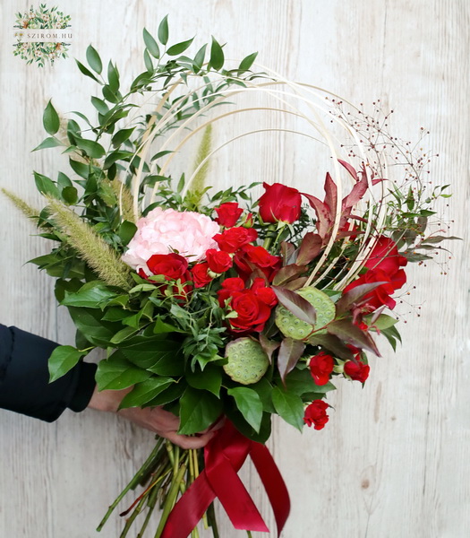 flower delivery Budapest - Loop bouquet with red roses and hydrangeas