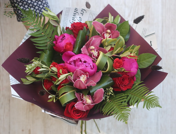 Blumenlieferung nach Budapest - Rote Rosen, Pfingstrosen, Orchideen im Strauß (14 Stiele)