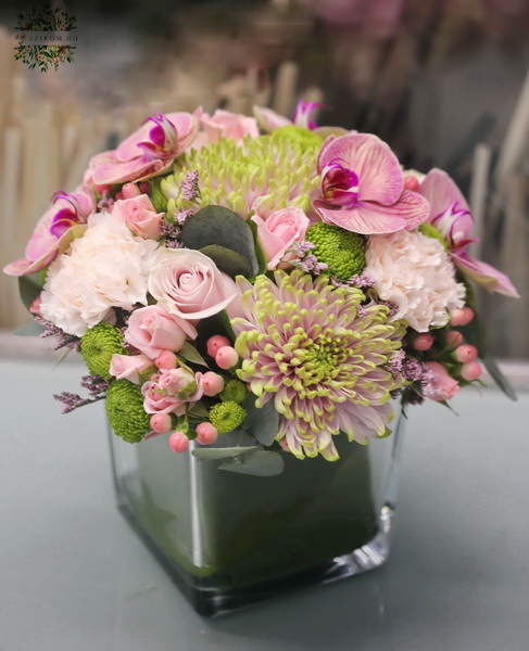 flower delivery Budapest - Glass cube with pink flowers (21 stems)