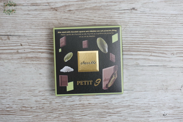 flower delivery Budapest - ChocoMe Petit 9 Bites of milk chocolate chips with Maldon salted pistachio filling (50g)
