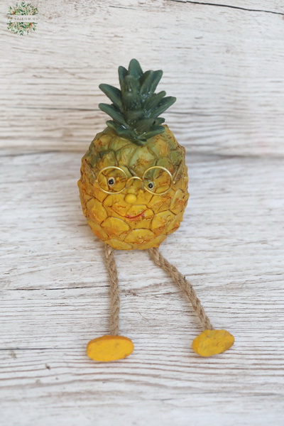 flower delivery Budapest - sitting ceramic pineapple gnome (20cm with legs)
