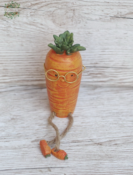 flower delivery Budapest - sitting ceramic carrot gnome (20cm with legs)