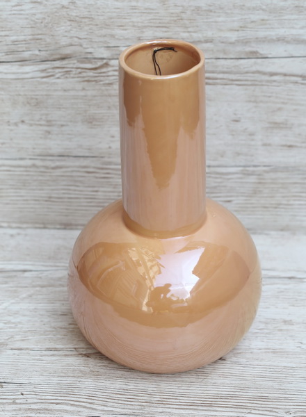 flower delivery Budapest - modern peach colored vase in the shape of thieves (18x30cm)