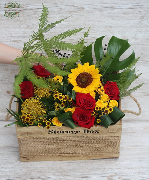 Blumenlieferung nach Budapest - Große Holsbox mit Rosen, Sonnenblume