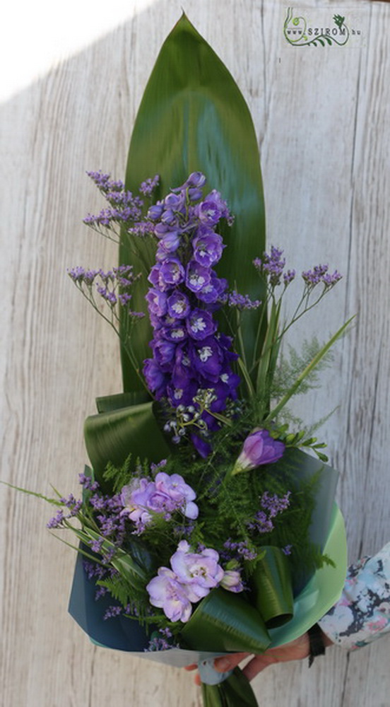 flower delivery Budapest - Tall bouquet in blue-purple color