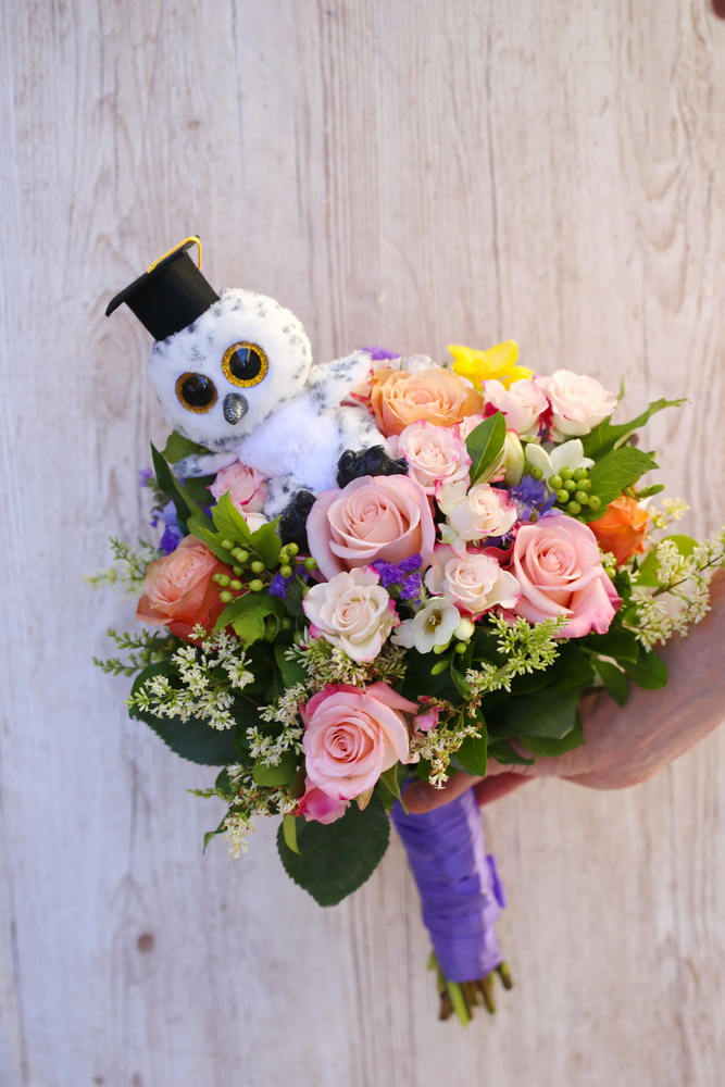 flower delivery Budapest - Graduation bouquet with plush owl (16 stems)