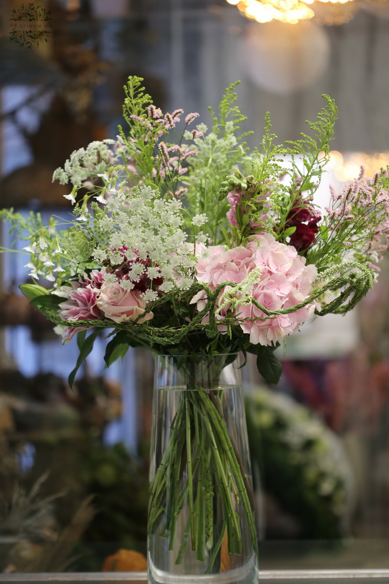 Blumenlieferung nach Budapest - Tischdekoration in einer Vase (Lilie, Hortensie, Wildblumen, Rosa, Weiß)