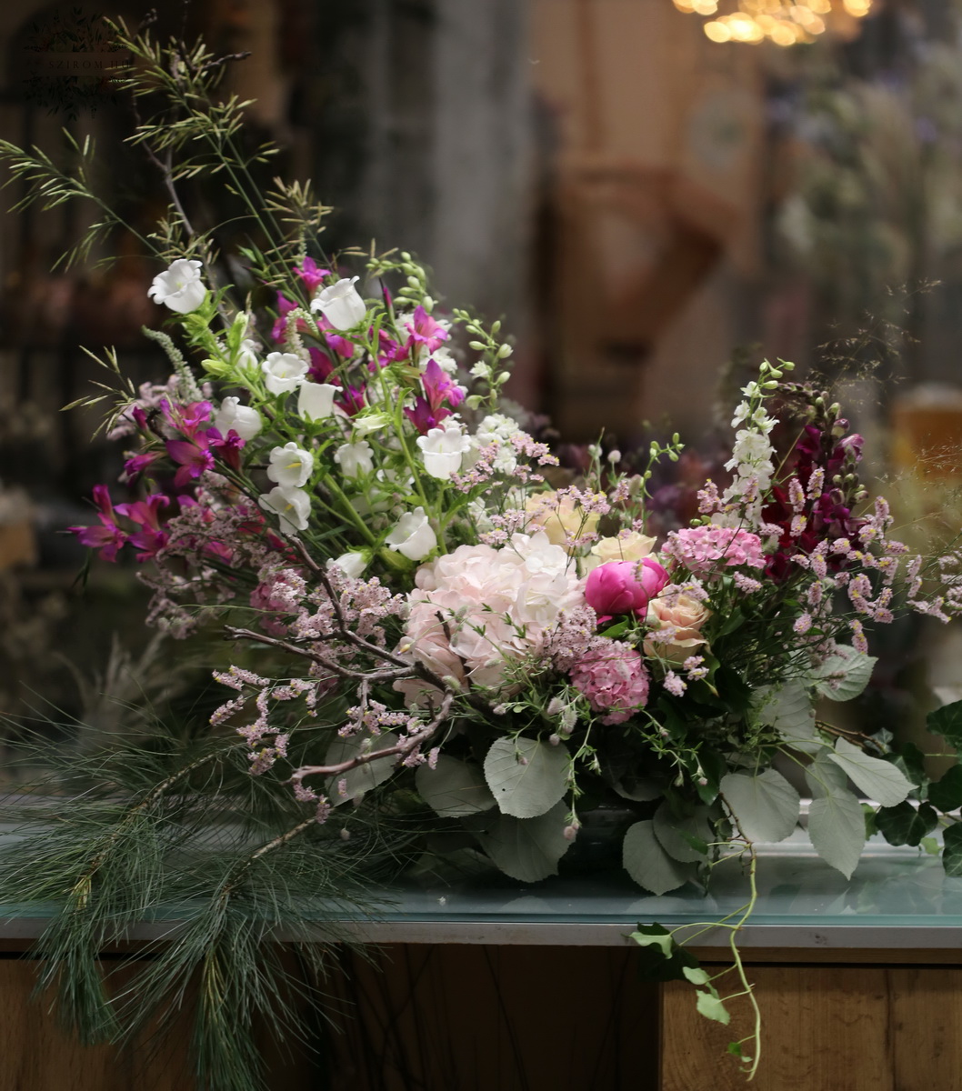 Blumenlieferung nach Budapest - Halbmondförmige Tischdekoration (Hortensie, Gladiole, Wildblumen, Rosa, Weiß)