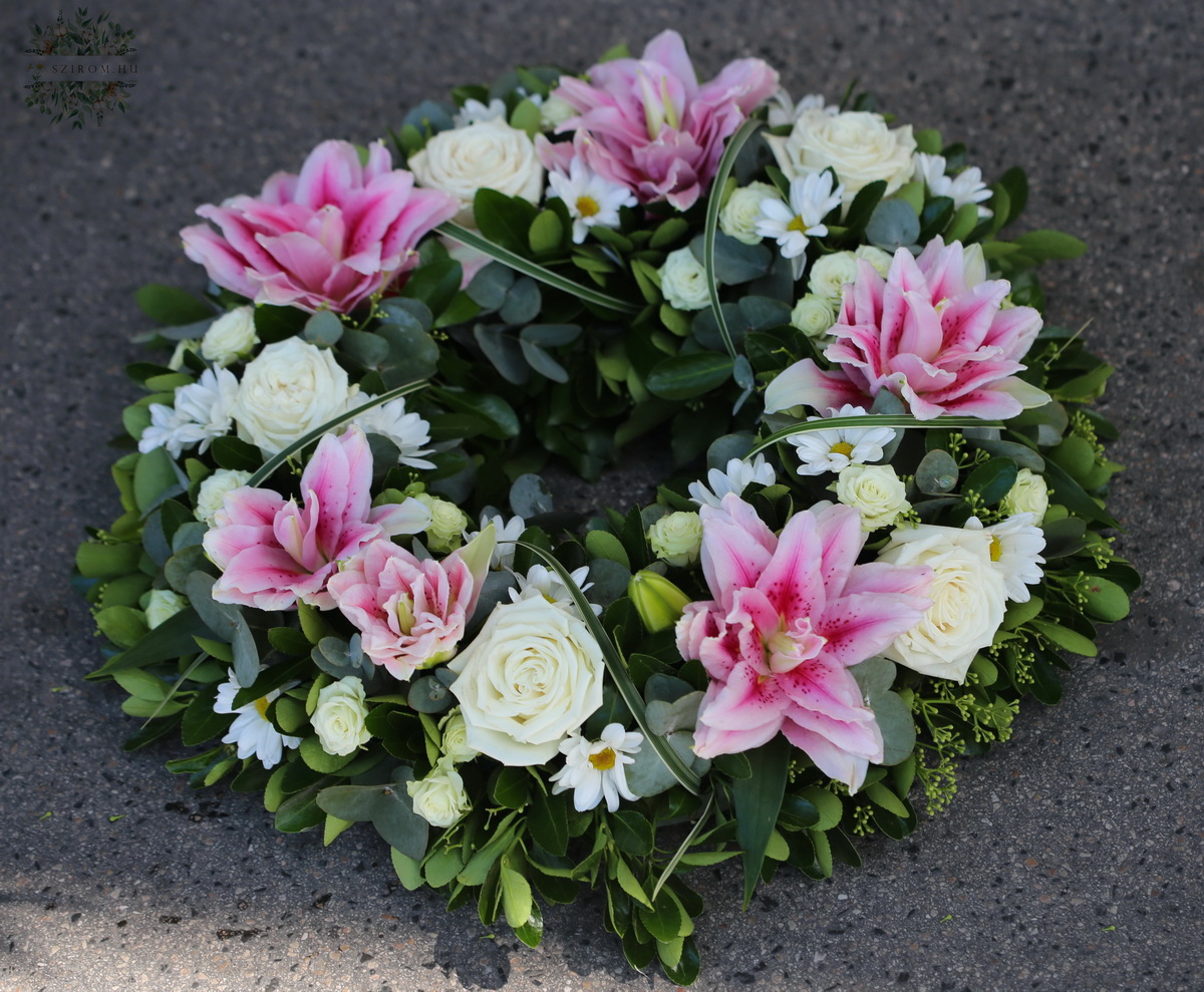 Blumenlieferung nach Budapest - Kranz mit rosa Lilien und Rosen (47cm)