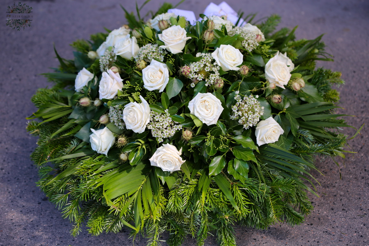 Blumenlieferung nach Budapest - Kranz mit 20 weißen Rosen und kleinen Blüten (1m)