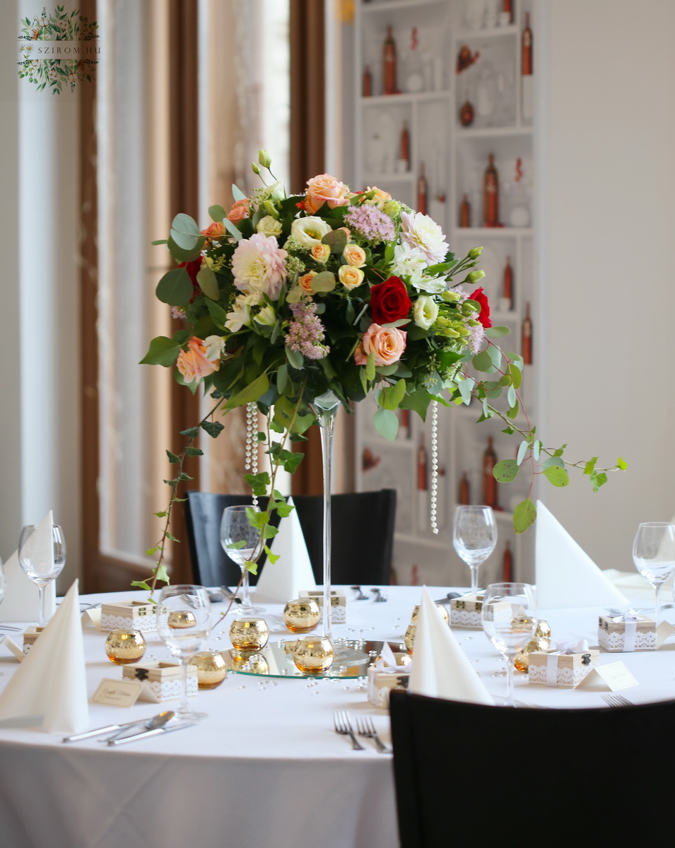 Blumenlieferung nach Budapest - Tischdekoration (Dahlie, Lisianthus, Rose, Rosa, Pfirsich)